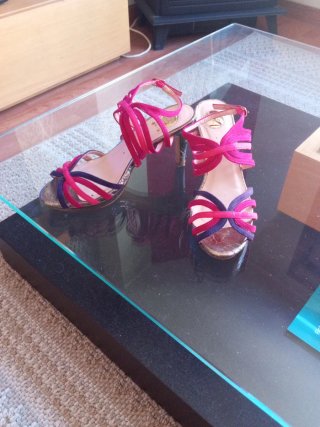 Sandalias de tacón rosas y moradas