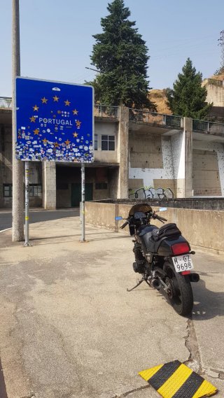 Suzuki GSX 750 EF Negra