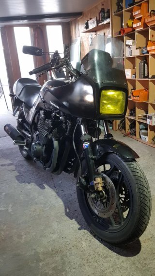 Suzuki GSX 750 EF Negra