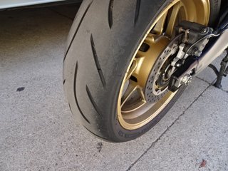 Yamaha Tracer 9 GT Negra y Dorada