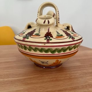 Botijo de cerámica pintado a mano