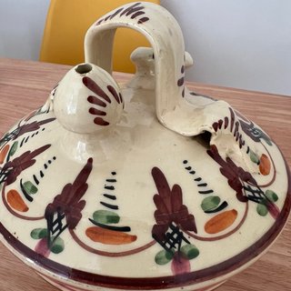 Botijo de cerámica pintado a mano