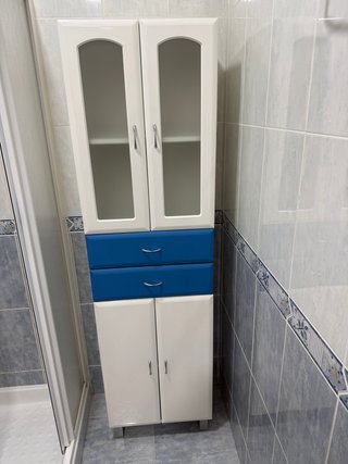 Armario de baño blanco y azul
