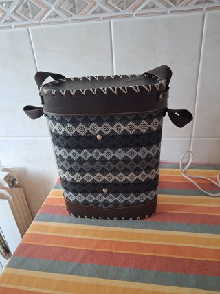 Maleta MATE con asas y diseño geométrico
