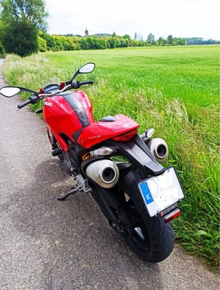 Ducati Monster 696 Roja