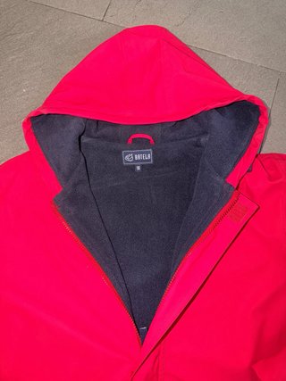 Impermeable Rojo Batela. Talla 14 y talla 16 años.