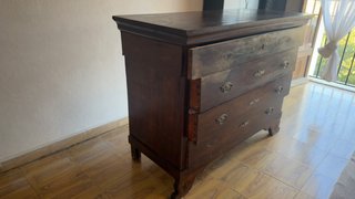 Mueble de madera antiguo para restaurar