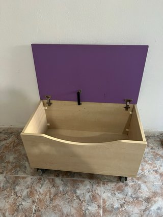 Baúl con ruedas beige y morado