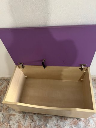 Baúl con ruedas beige y morado