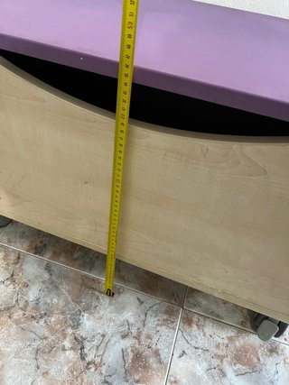 Baúl con ruedas beige y morado