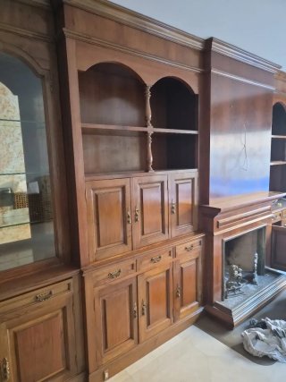 Mueble de comedor de madera y cristal