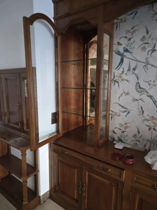Mueble de comedor de madera y cristal