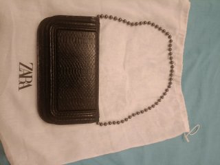 Bolso Zara negro con cadena