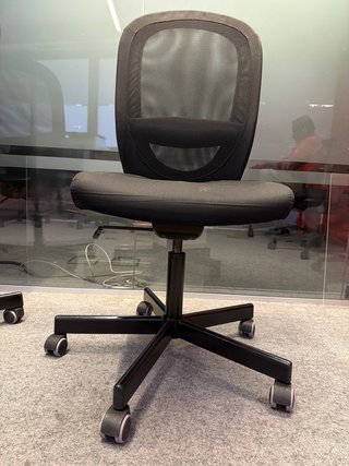 Silla de oficina ajustable negra