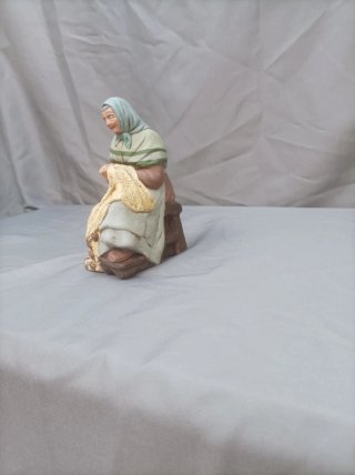 Figura Anciana Cosiendo Red Serie 20cm