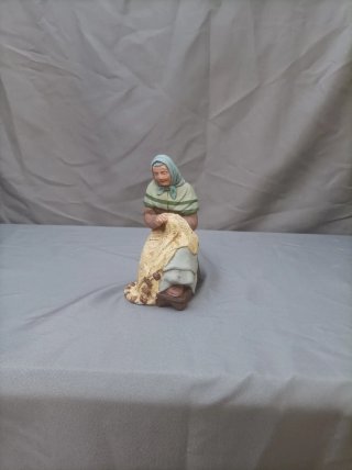 Figura Anciana Cosiendo Red Serie 20cm