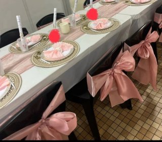 Nastri fiocchi sedie rosa.