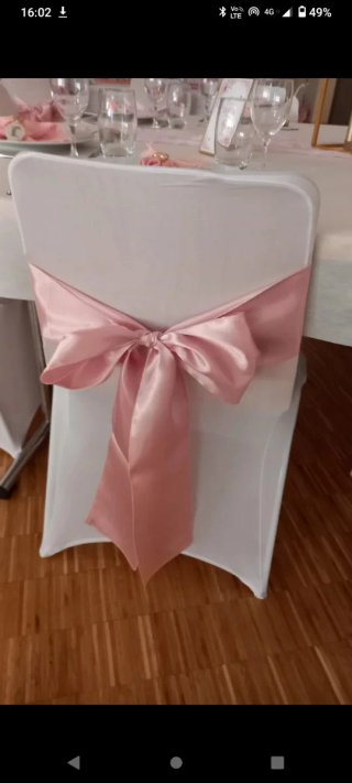 Nastri fiocchi sedie rosa.