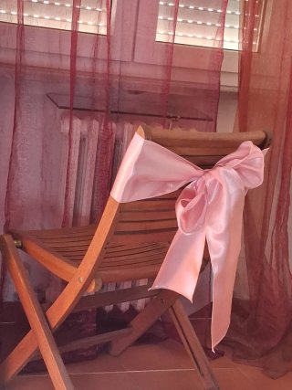 Nastri fiocchi sedie rosa.