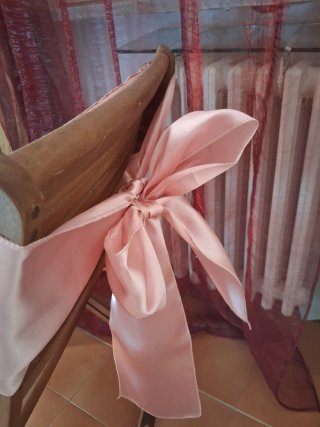 Nastri fiocchi sedie rosa.