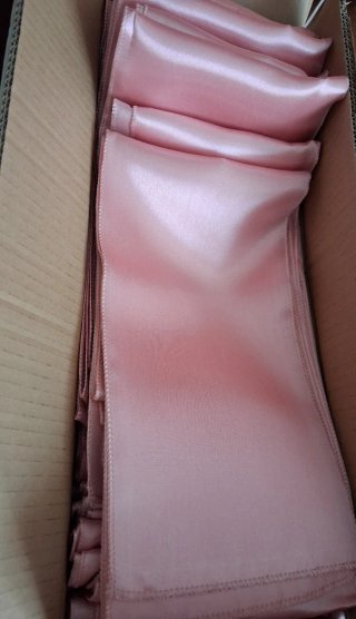 Nastri fiocchi sedie rosa.
