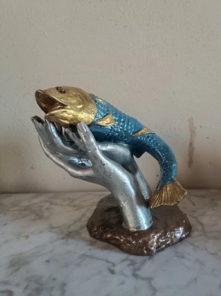 Escultura Manos con Pez