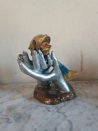 Escultura Manos con Pez