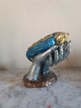 Escultura Manos con Pez