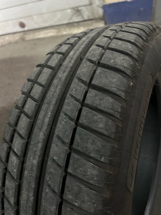 Se vende neumaticos muy  poco uso