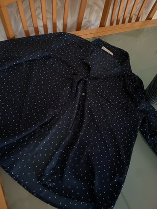 Camisa azul marino con estampado