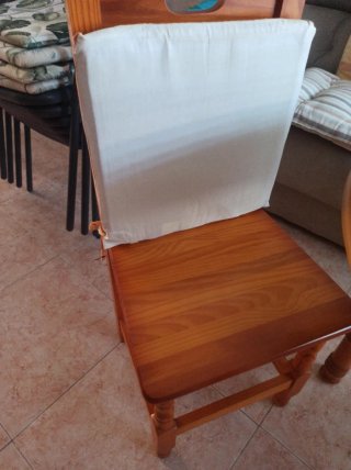 Mesa redonda y 4 sillas de madera