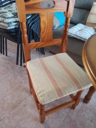 Mesa redonda y 4 sillas de madera