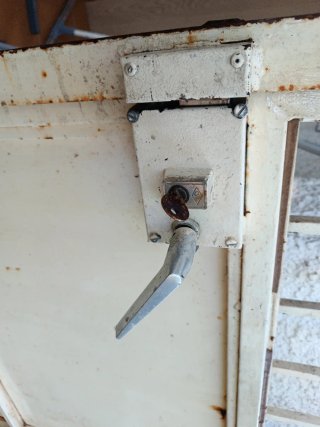 Puerta de exterior de hierro con reja y cristal