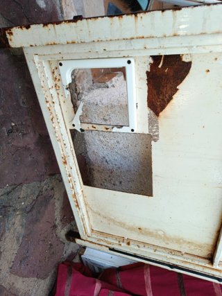 Puerta de exterior de hierro con reja y cristal