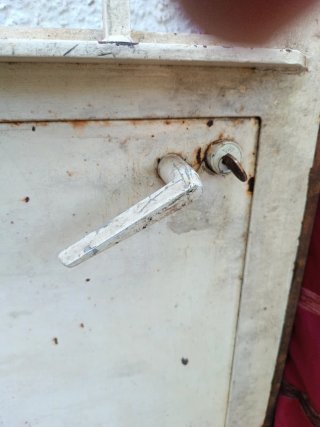 Puerta de exterior de hierro con reja y cristal