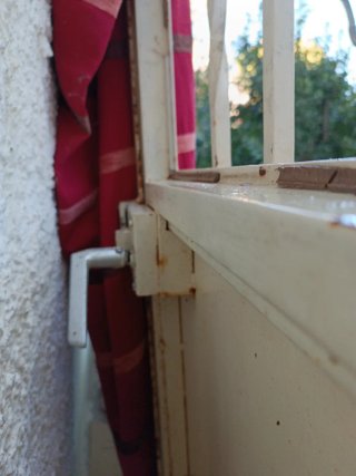 Puerta de exterior de hierro con reja y cristal