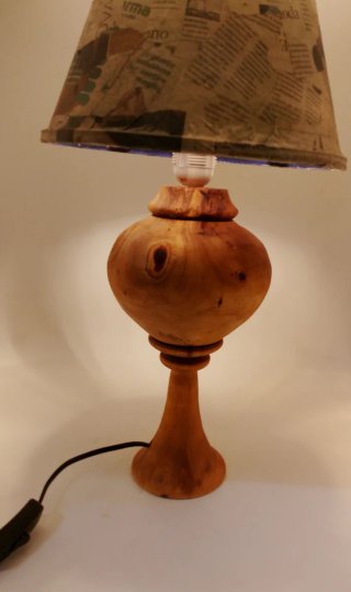 Lampada da tavolo in legno decorata