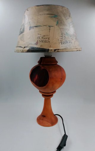 Lampada da tavolo in legno decorata