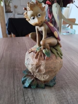 Figura de Hada Sentada en Roca
