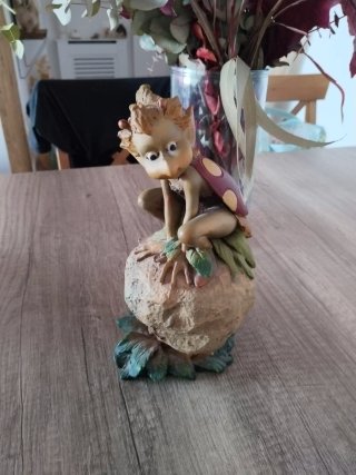 Figura de Hada Sentada en Roca