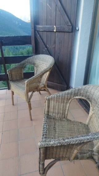 Dos sillas de mimbre y madera