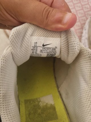 Scarpe Nike bianche e arancioni