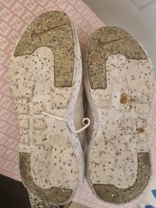 Scarpe Nike bianche e arancioni