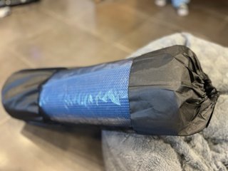 Esterilla de gimnasia azul con funda