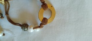 Pulsera juvenil con perlas y detalles dorados