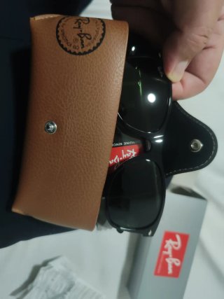 Gafas Ray-Ban negra modelo 2132