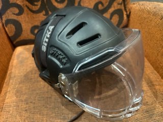 Casco de hockey con visor