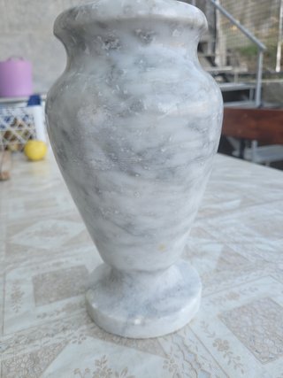 Jarrón de mármol blanco y gris25cm alto 10 boca