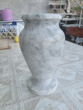 Jarrón de mármol blanco y gris25cm alto 10 boca