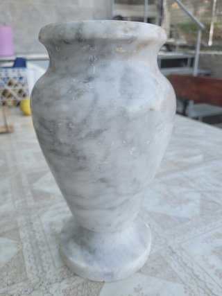 Jarrón de mármol blanco y gris25cm alto 10 boca